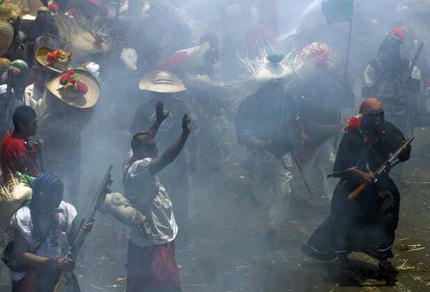 Citizens with traditional costumes take part in the commemorative activities of the battle of Puebla to mark the 200th anniversary of the independence of Mexico, in Mexico City, May 5, 2010. (Xinhua David de la Pas) (jl) MEXICO-BATTLE OF PUEBLA-INDEPENDENCE ANNIVERSARY 