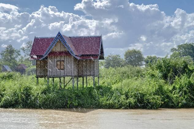 Haus am Mekong im Regen, 4000 Inseln, Laos, Südostasien iblxal01521418