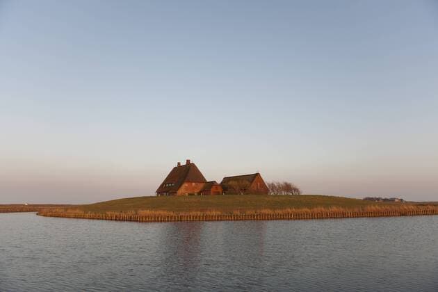 Die Kirchwarft mit Kirche und Pastorat im Abendlicht, Hallig Hooge, Nordsee, Nationalpark Schleswig-Holsteinisches Wattenmeer, UNESCO Weltnaturerbe, Nordfriesland, Norddeutschland, Europa ibldie01530358