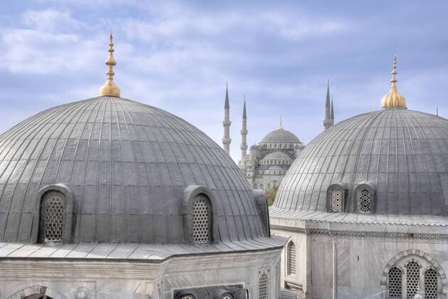  Blick über die Kuppeln der Hagia Sophia auf die Blaue Moschee, Istanbul, Türkei iblmal01545290