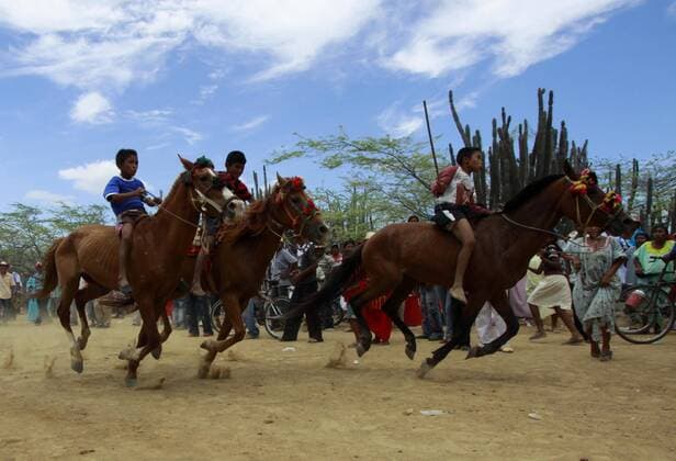 IMAGO Cultures of the world, Wayuu Volk in Kolumbien (100517) -- URIBIA, May 17, 2010 (Xinhua) -- Wayuu kids take part in horse race during the 24th Wayuu culture festival in Uribia, north Colombia, May 16, 2010. The 3-day culture festival opened here on May 14. (Xinhua Juan Perez) (jl) (8)COLOMBIA-URIBIA-WAYUU CULTURE FESTIVAL 