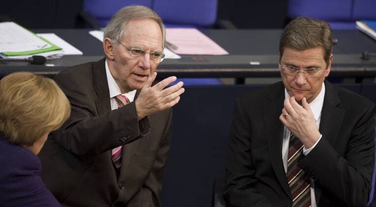 Bundeskanzlerin Angela MERKEL (CDU), Bundesfinanzminister Wolfgang SCHÄUBLE (CDU) und Bundesaussenminister Guido WESTERWELLE (vl FDP) im Gespräch. - Debatte zum Währungsunion-Finanzstabilisierungsgesetz und zur finanziellen Hilfe für Griechenland - 41.Plenarsitzung im Bundestag, Berlin