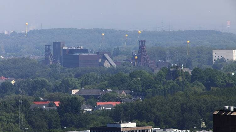 Schachtzeichen, hier die Zeche Zollverein in Essen, eine der größten Kunstaktionen des Kulturhauptstadtjahres, Ruhr2010, im Ruhrgebiet. Viele Besucher radeln oder wandern Teile der Schachtzeichen Standorte ab.