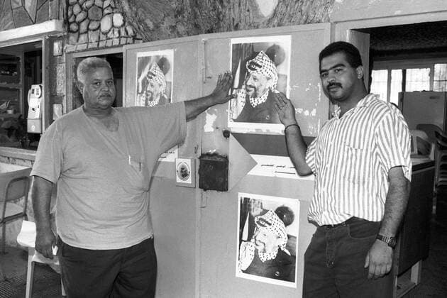 PLO-Anhänger mit einem Foto des PLO-Vorsitzenden Yassir Arafat - Westjordanland