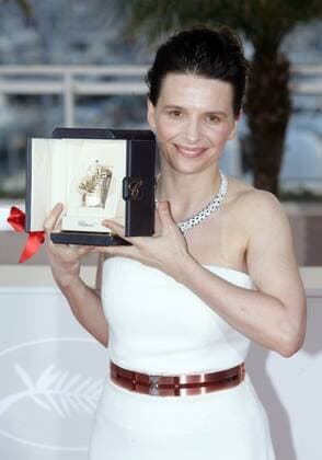 French actress Juliette Binoche (Beste Schauspielerin) poses after winning the Best Actress award for her role Certified Copy during the closing ceremony at the 63rd Cannes Film Festival in France, May 23, 2010. (Xinhua Xiao He) (yc) (12)FRANCE-FILM-FESTIVAL-CANNES 