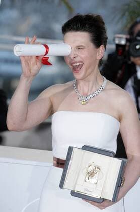 French actress Juliette Binoche (Beste Schauspielerin) poses after winning the Best Actress award for her role Certified Copy during the closing ceremony at the 63rd Cannes Film Festival in France, May 23, 2010. (Xinhua Xiao He) (yc) (2)FRANCE-FILM-FESTIVAL-CANNES 