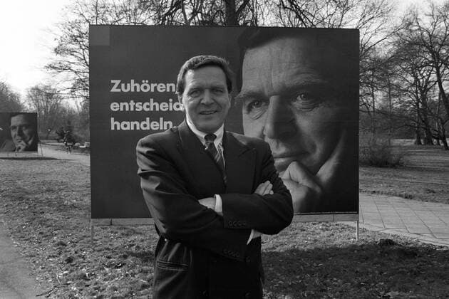 Gerhard Schröder (Deutschland SPD Ministerpräsident Niedersachsen) vor einem Wahlplakat in Hannover