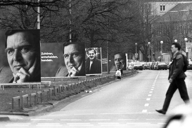 Wahlplakate mit Gerhard Schröder (Deutschland SPD Ministerpräsident Niedersachsen) und FDP-Spitzenkandidat Stefan Diekwisch (Deutschland FDP) vor der Landtagswahl in Niedersachsen in Hannover