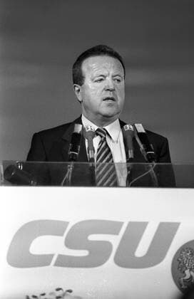 Gerold Tandler (Deutschland CSU) spricht während eines CSU-Parteitags in München