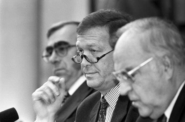 Günter Rexrodt (Mitte, Deutschland FDP Bundeswirtschaftsminister) neben Bundeskanzler Helmut Kohl (re., Deutschland CDU-Bundesvorsitzender) und Theo Waigel (li., Deutschland CSU-Bundesvorsitzender Bundesfinanzminister) während einer Pressekonferenz in Berlin