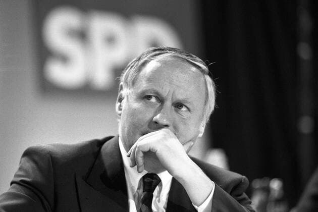 Oskar Lafontaine (SPD Ministerpräsident Saarland) - Sonderparteitag der SPD in Essen
