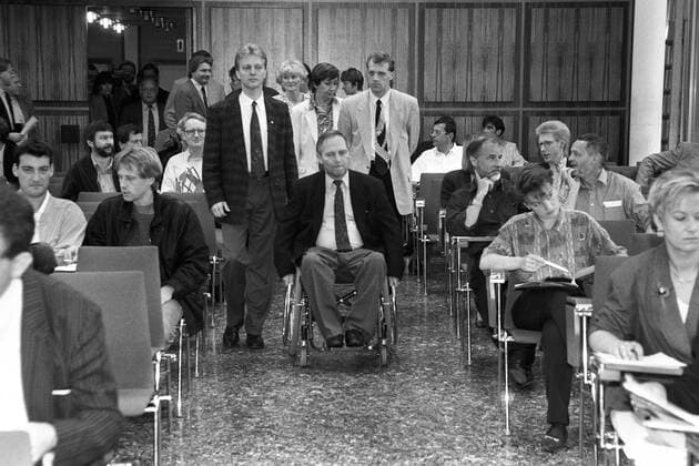 Wolfgang Schäuble (Mitte, Deutschland CDU-Fraktionsvorsitzender) auf dem Weg zur Bundespressekonferenz in Bonn