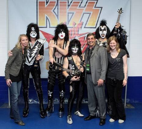 01.06.2010 oberhausen kiss geben konzert in der arena oberhausen im rahmen der sonic boom over europe tour . Paul Stanley ( ein stern am auge ) , Gene Simmons ( zopf ) , Tommy Thayer ( beide augen bemalt ) und Eric Singer ( katzenlook schlagzeug ) freuen sich über das besondere Künstlergeschenk ( 4 heavy Ukulelen mit persönlicher widmung ) der Koenig - Pilsener - ARENA , das Geschäftsleiter Johannes Partow vor ihrem ausverkauften Konzert in Oberhausen überreichte . 12.000 Fans feierten anschliessend die - Lauteste Band der Welt - . links im bild nicole mai pressesprecherin Köpi arena und ganz rechts anja Müller eventmanagerin köpi arena .