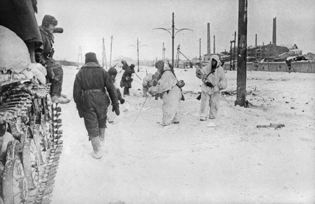 IMAGO History, Zweiter Weltkrieg: 1939 - 1945 Stalingrad region. Field engineers carry out mine clearing on the road. Reproduction.  1013589