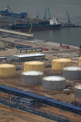 ITAR-TASS 140: LENINGRAD REGION, RUSSIA. JULY 23, 2009. The oil-loading terminal at the Ust-Luga port on the Baltic Sea.  1015879