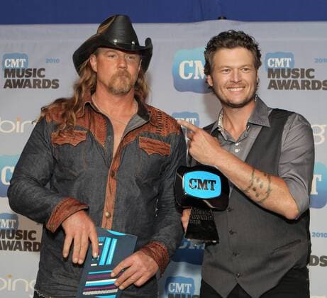 Blake Shelton (R) and Trace Adkins hold their Collaborative Video of the Year award as they speak to the press at the Country Music Television Awards in Nashville, Tennessee on June 9, 2010.  NSH20100609852