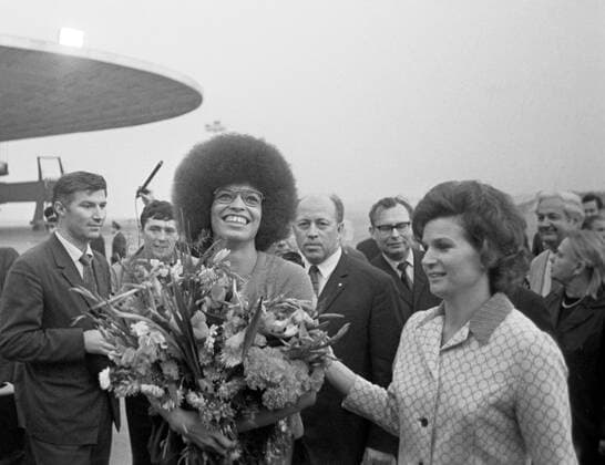 BerÃ¼hmte Feministinnen, Angela Davis Moscow. Visit of Member of the American Communist Party Angela Davis. Angela Davis (centre) and Chairman of Soviet Women Committee Valentina Tereshkova are pictured in the airport.  1199548