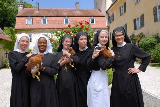 L-R: Gruppenbild mit Huhn: Julia Heinze, Denise MBaye, Karin Gregorek, Janina Hartwig, Emanuela von Frankenberg und Andrea Sihler, die 6 Ordensschwestern beim Pressetermin zur 10. Staffel von Um Himmels Willen (ARD) am 11.6.2010 in Niederaichbach Um Himmels Willen ARD Pressetermin, 2010 