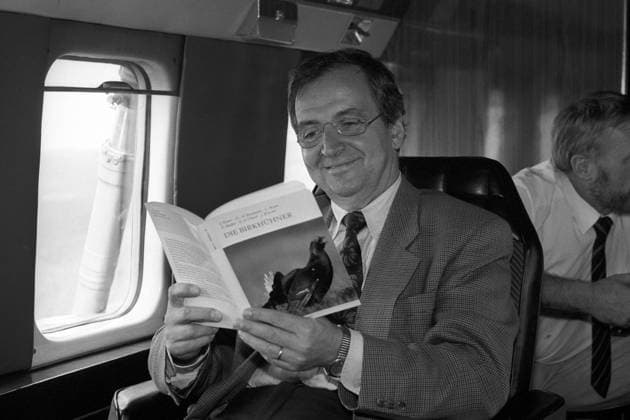 Umweltminister Klaus Töpfer (Deutschland CDU) liest ein Buch in einem Hubschrauber