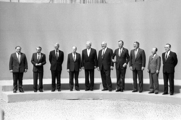 V.l.n.r.: Chefreformer Jegor Gajdar (Russland), Ministerpräsident Giuliano Amato (Italien), Premierminister John Major (Großbritannien), Präsident Francois Mitterrand (Frankreich), Präsident Boris Jelzin (Russland), Bundeskanzler Helmut Kohl (Deutschland CDU), Präsident George Bush Sen. (USA), Premierminister Brian Mulroney (Kanada), Premierminister Kiichi Miyazawa (Japan) und Jacques Delors (Frankreich EU-Kommissionspräsident) während des Weltwirtschaftsgipfels in München