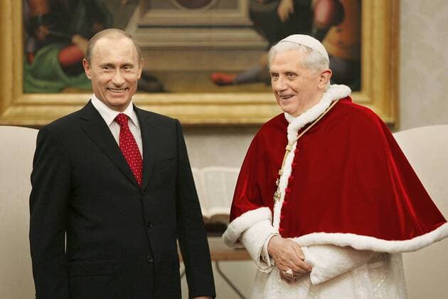 ITAR-TASS 140: VATICAN. MARCH 13. Russian President Vladimir Putin (L) and Pope Benedict XVI meet in the papal library of the Apostolic Palace in the Vatican.  Highlight 448329