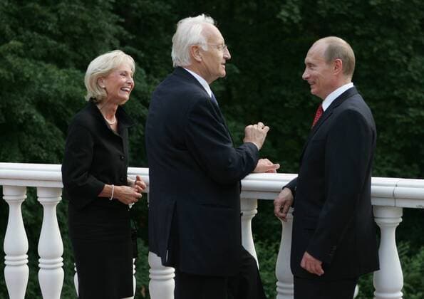 ITAR-TASS 113: MOSCOW REGION, RUSSIA. JULY 5. Russian President Vladimir Putin, Bavarian Prime Minister Edmund Stoiber, R-L, and Edmund Stoiber s wife Karin at a meeting in Vladimir Putin s residence Novo-Ogaryovo.  490342