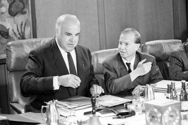 Bundeskanzler Helmut Kohl (L, Deutschland CDU) im Gespräch mit Kanzleramtsminister Friedrich Bohl (Deutschland CDU) während einer Kabinettssitzung in Bonn