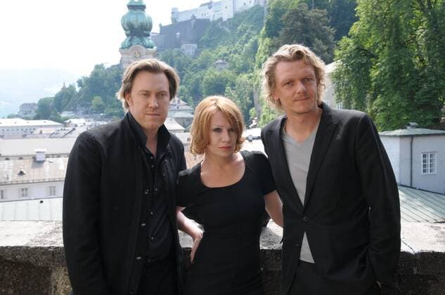 2010 . Salzburger Festspiele: Pressetermin mit Birgit Minichmayr und Nicholas Ofczarek - Buhlschaft + Jedermann. Rechts: Schauspielchef Thomas Oberender