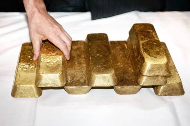 ITAR-TASS 34: KRASNOYARSK TERRITORY, RUSSIA. JULY 17. Bars cast from gold produced by Polyus Gold s Olimpiada gold mine in North Yenisei District, Krasnoyarsk Territory.  494002