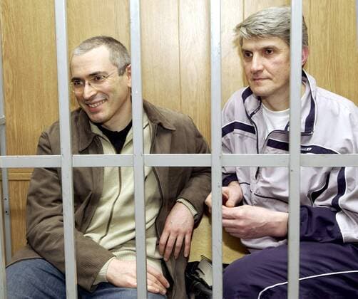 TAS43: MOSCOW, RUSSIA. JUNE 16. Former head of the YUKOS oil company Mikhail Khodorkovsky and Head of the MENATEP Company Platon Lebedev (L-R) seen behind bars at Moscow s Meshchansky court which postponed examination of the criminal case against them on Wednesday.  122308