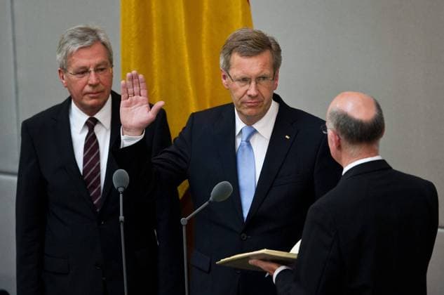 Der neugewählte Bundespräsident Christian WULFF (Mitte, CDU) spricht zu dem Bundestagspräsident Norbert LAMMERT (CDU) den Eid zur Amtseinführung. li: Bundesratspräsident Jens BÖHRNSEN (SPD) - Vereidigung des Bundespräsidenten durch den Deutschen Bundestag und dem Bundesrat im Reichstag in Berlin am 02.07.2010