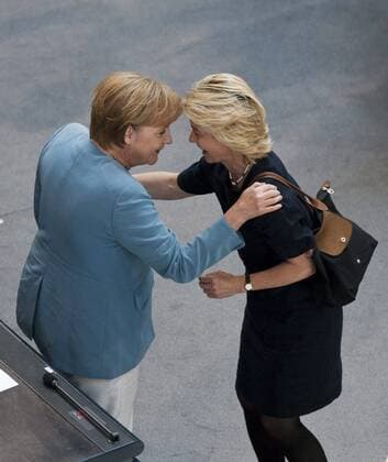 Bundeskanzlerin Dr.Angela MERKEL (l CDU) und Bundesarbeitsministerin Ursula VON DER LEYEN (CDU) lachen miteinander - Vereidigung des Bundespräsidenten durch den Deutschen Bundestag und dem Bundesrat im Reichstag in Berlin am 02.07.2010.