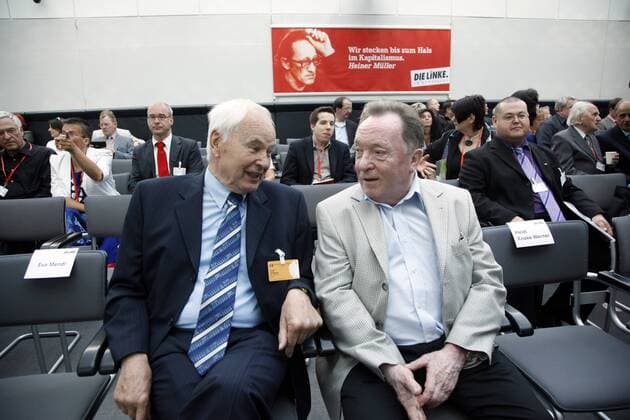 Berlin, den 30.06.2010 Sitzung der Fraktion DIE LINKE vor der 14. Bundesversammlung zur Wahl des Bundespräsidenten. Foto: Hans Modrow, links, zusammen mit Peter Sodann.