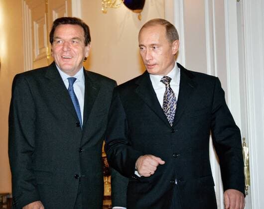 ITAR-TASS 91: ST.PETERSBURG, RUSSIA. OCTOBER 7. President Vladimir Putin (R) and German Chancellor Gerhard SchrÃ¶der pictured during their meeting in the Constantine Palace in St.Petersburg.  183837