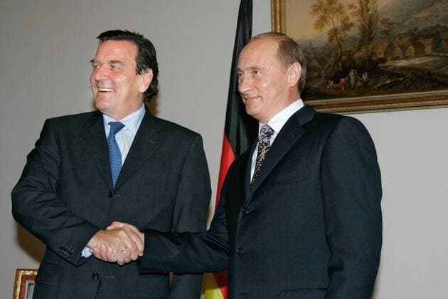 ITAR-TASS 93. ST.PETERSBURG, RUSSIA. OCTOBER 7. FRG Chancellor Gerhard SchrÃ¶der (left) and Russian President Vladimir Putin are handshaking in the Constantine Palace.  183842