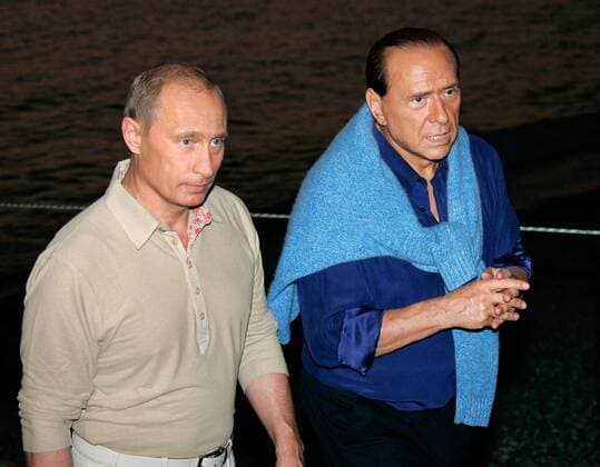 ITAR-TASS 98: SOCHI, RUSSIA. AUGUST 28. President Vladimir Putin (L) and Italian Prime Minister Silvio Berlusconi pictured during their sstroll on the Black sea embankment.  Highlight 175491