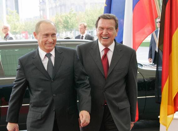 ITAR-TASS 50: BERLIN, GERMANY. SEPTEMBER 8. Russian President Vladimir Putin (L) and German Chancellor Gerhard SchrÃ¶der smile for the press outside the Chancellor s department.  Highlight 177626