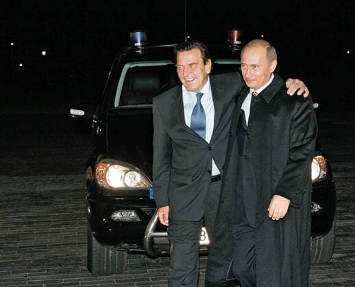 ITAR-TASS 95. ST.PETERSBURG, RUSSIA. OCTOBER 7. FRG Chancellor Gerhard SchrÃ¶der (left) and Russian President Vladimir Putin at the entrance to the Constantine Palace.  Highlight 183845