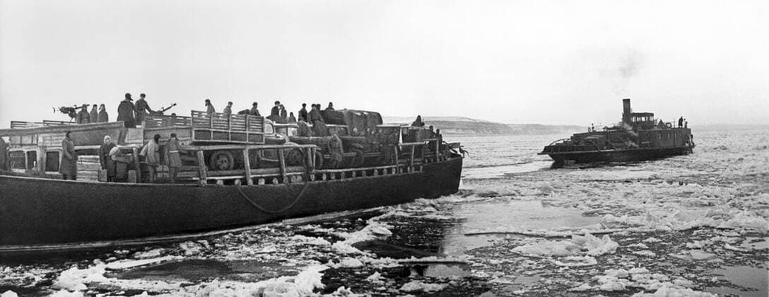 IMAGO History, Zweiter Weltkrieg: 1939 - 1945 Stalingrad. Armament and food transportation on the Volga.  1183400