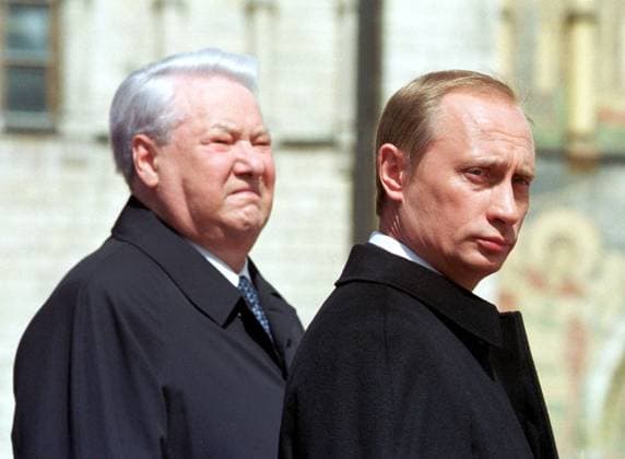 TAS18. MOSCOW,RUSSIA. MAY07. Russian President Vladimir Putin (R) and former President Boris Yeltsin (L) pictured reviewing the Kremlin regiment of the Presidential guards at the Cathedral square during the ceremony of the inauguration of Vladimir Putin as a new Russia s President held ,on Sunday. 