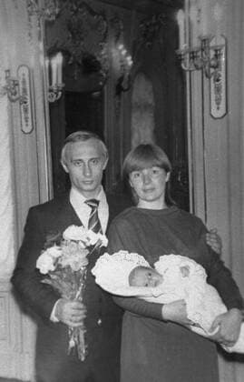 TAS09: MOSCOW, RUSSIA, JANUARY 20. Vladimir Putin poses with his wife Lyudmila and daughter Katya. Picture was taken in the city of Kaliningrad, Western Russia, in 1985.  259482