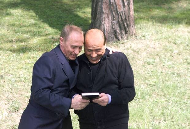 TAS45: SOCHI, RUSSIA. APRIL 2. President of Russia Vladimir Putin (left) and Italian Prime Minister Silvio Berlusconi (right), pictured on Tuesday in the park of residence Bocharov Ruchei with the book Berlusconi Effect , published in Moscow.  65407