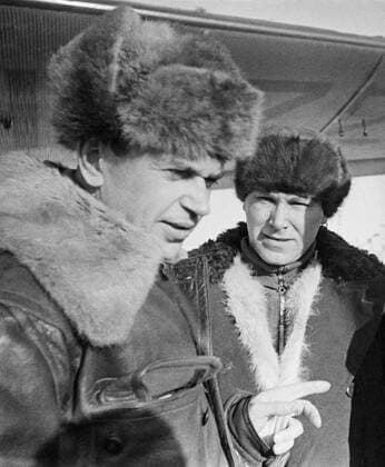 The expedition was organized to rescue people from drigting icebreakers Sadko, Sedov and Malygin. Hero of the USSR Anatoly Alekseev (L) and pilot Pavel Golovin before the departure.  1149504