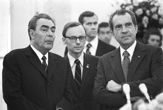 Moscow. US President Richard Nixon and his wife are given a warm welcome in the Soviet Union. Richard Nixon (R) and Leonid Ilyich Brezhnev. An interpreter (centre).  344844