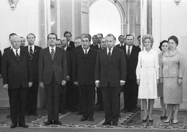 Moscow. US President Richard Nixon (2L, front) and his wife Patricia (2R) are given a warm welcome by Leonid Ilyich Brezhnev (3L, front) and his wife Viktoria in the Soviet Union. Performance of national anthems.  344846