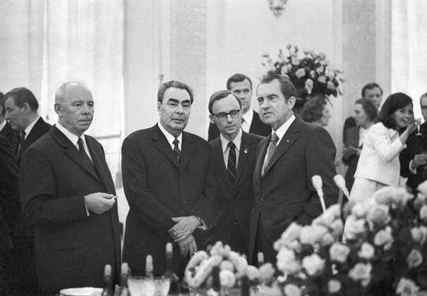 Moscow. US President Richard Nixon and his wife are given a warm welcome in the Soviet Union. L-R: Nikolai Podgorny, Leonid Ilyich Brezhnev, an interpreter and Richard Nixon.  344847