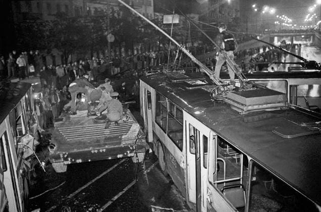 Moscow. August putsch. Clashes between military men and civilians in the night from the 20th to 21st of August.  1123872