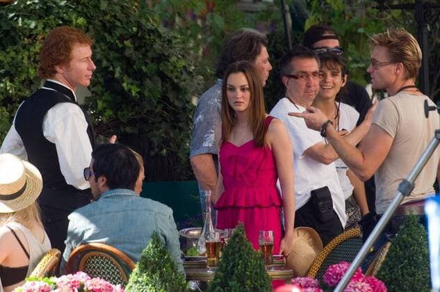 Paris, France on 06 july 2010 - US actress Leighton Meester (C) during the filming of US TV show season 4 of Gossip girl in Paris 