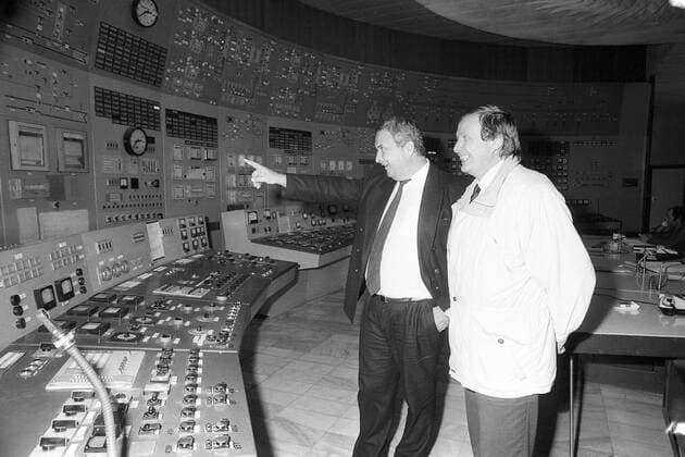 Klaus-Dieter Feige (re., Deutschland Bündnis90 Die Grünen) besichtigt die Reaktorwarte von Block 2 im Atomkraftwerk Kosloduj in Bulgarien
