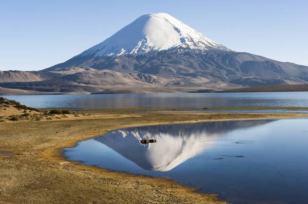 Vulkan Parinacota spiegelt sich im Chungara See, Nationalpark Lauca, UNESCO Biosphärenreservat, Arica and Parinacota Region, Chile, Südamerika iblgab01595709